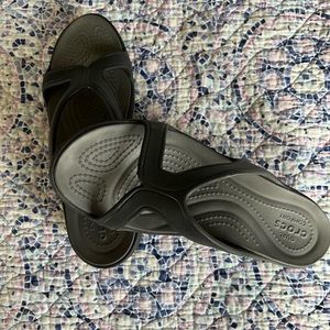 Like New! Croc Wedge Sandals, Black, size 7W